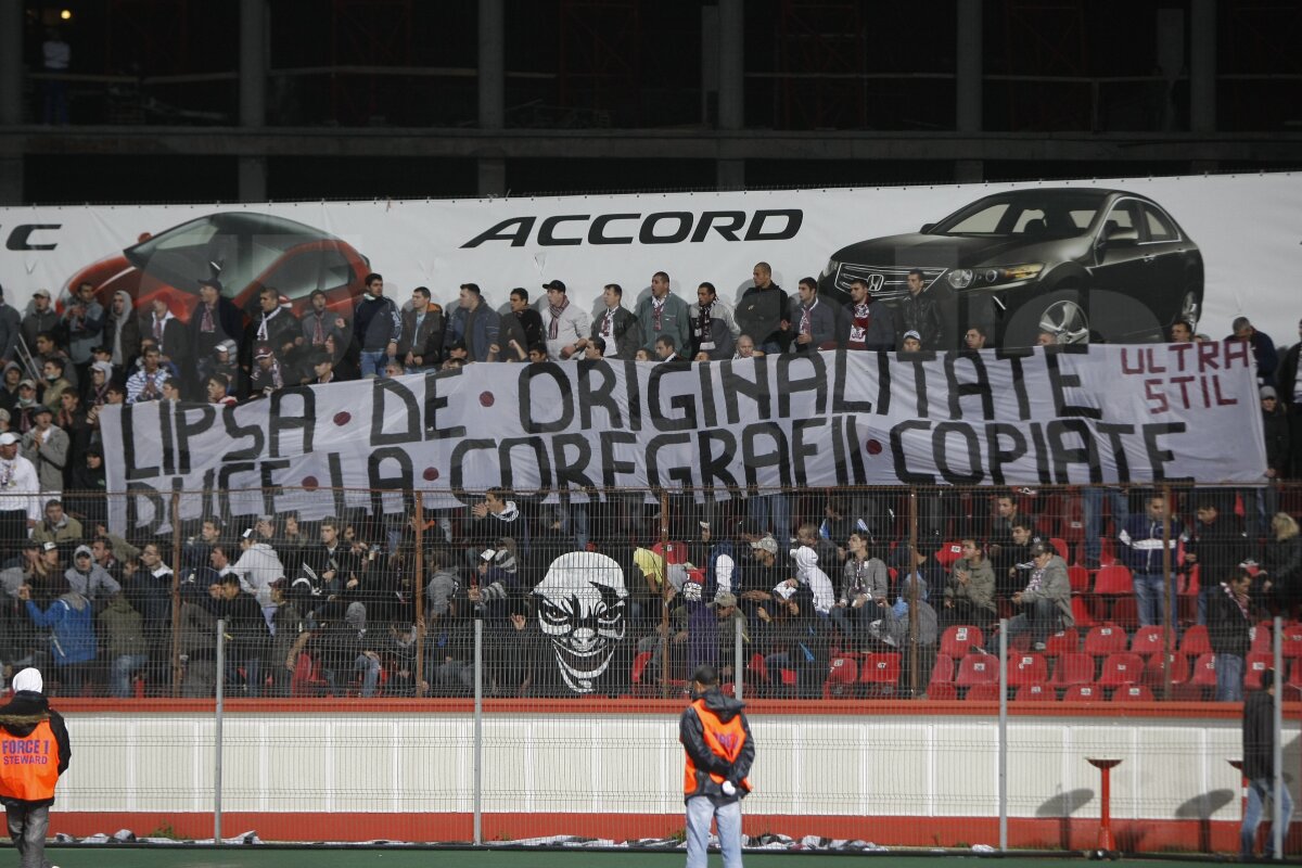 FOTO Derby în tribune. De la "Cînd plouă sînteţi 9 şi ăia împărţiţi în două" la "Cînd vedeţi abecedare, fugiţi cît puteţi de tare" :D