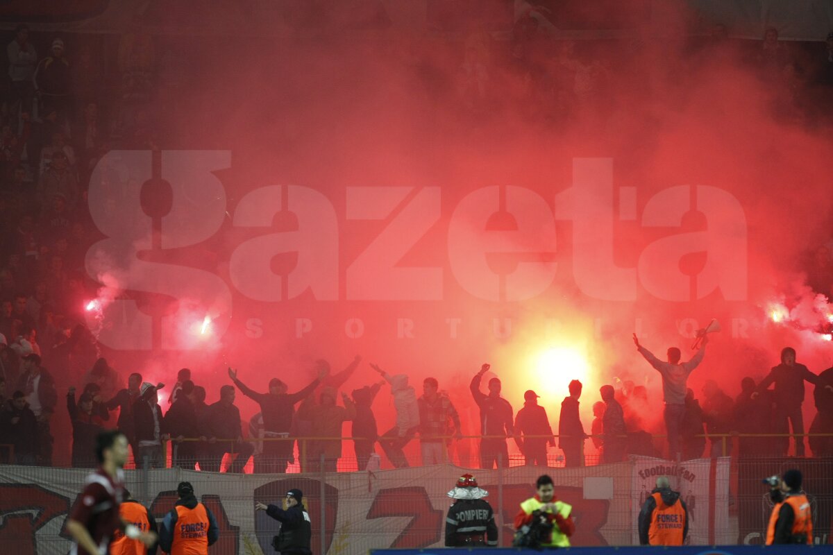 FOTO Derby în tribune. De la "Cînd plouă sînteţi 9 şi ăia împărţiţi în două" la "Cînd vedeţi abecedare, fugiţi cît puteţi de tare" :D