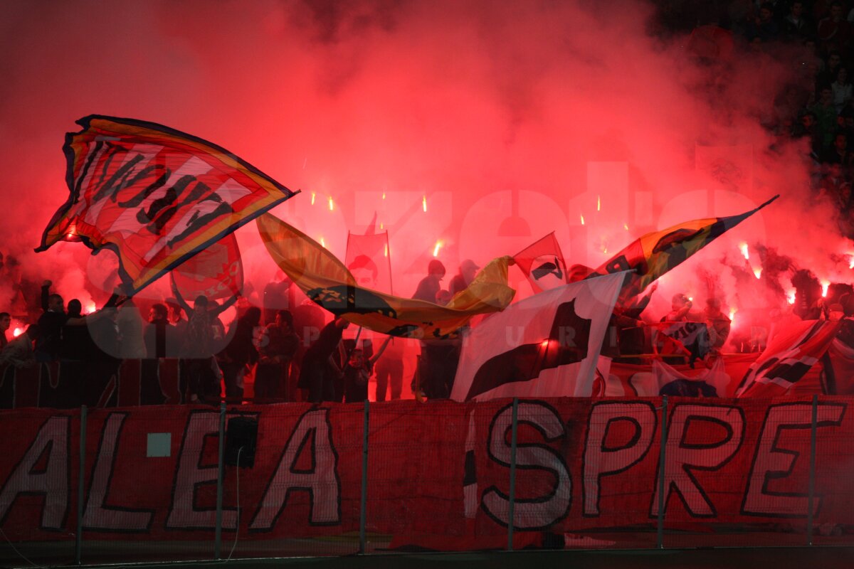 FOTO Derby în tribune. De la "Cînd plouă sînteţi 9 şi ăia împărţiţi în două" la "Cînd vedeţi abecedare, fugiţi cît puteţi de tare" :D