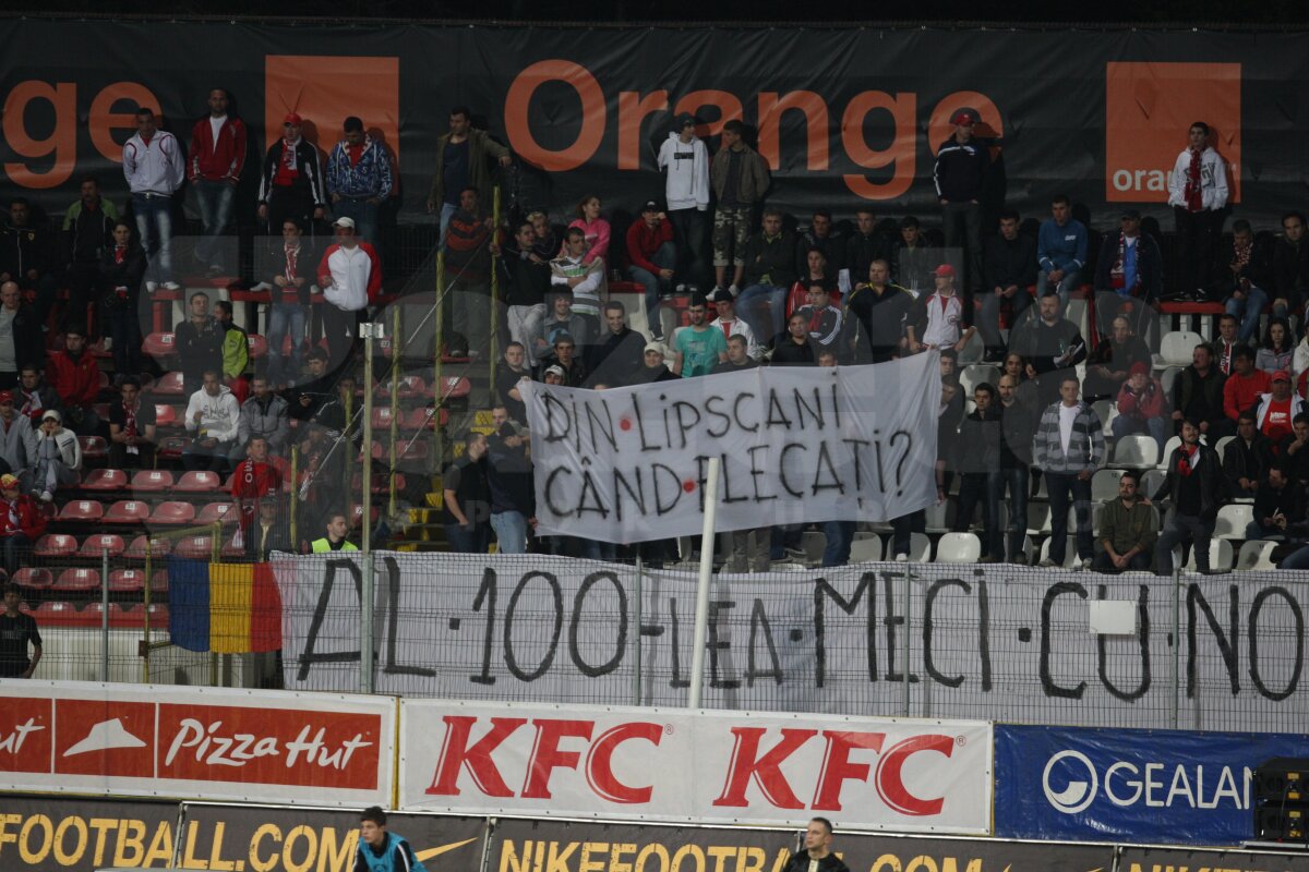 FOTO Derby în tribune. De la "Cînd plouă sînteţi 9 şi ăia împărţiţi în două" la "Cînd vedeţi abecedare, fugiţi cît puteţi de tare" :D