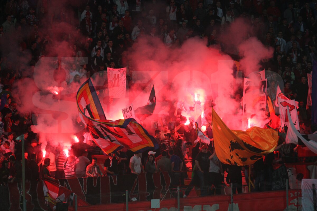 FOTO Derby în tribune. De la "Cînd plouă sînteţi 9 şi ăia împărţiţi în două" la "Cînd vedeţi abecedare, fugiţi cît puteţi de tare" :D