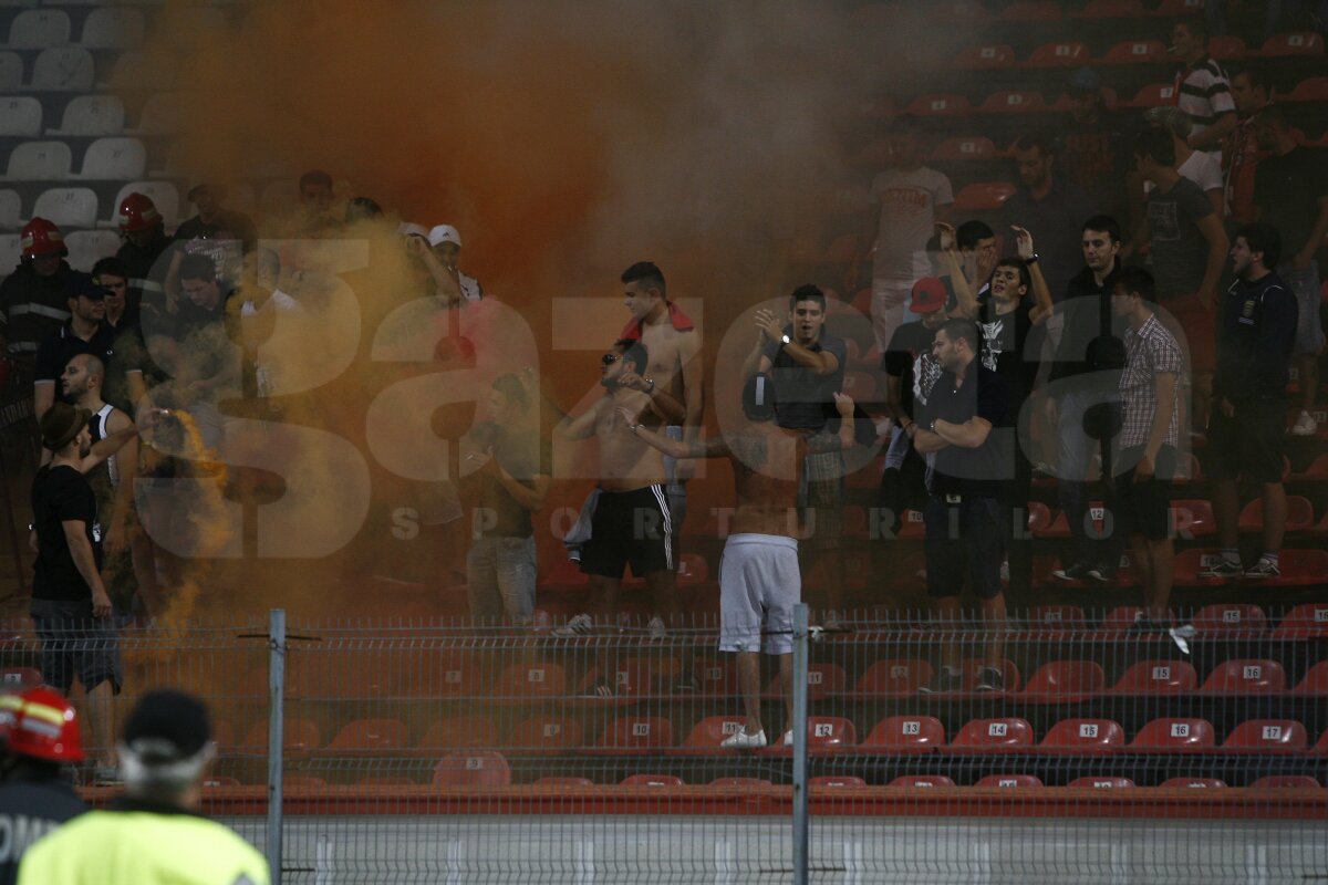 FOTO Derby în tribune. De la "Cînd plouă sînteţi 9 şi ăia împărţiţi în două" la "Cînd vedeţi abecedare, fugiţi cît puteţi de tare" :D