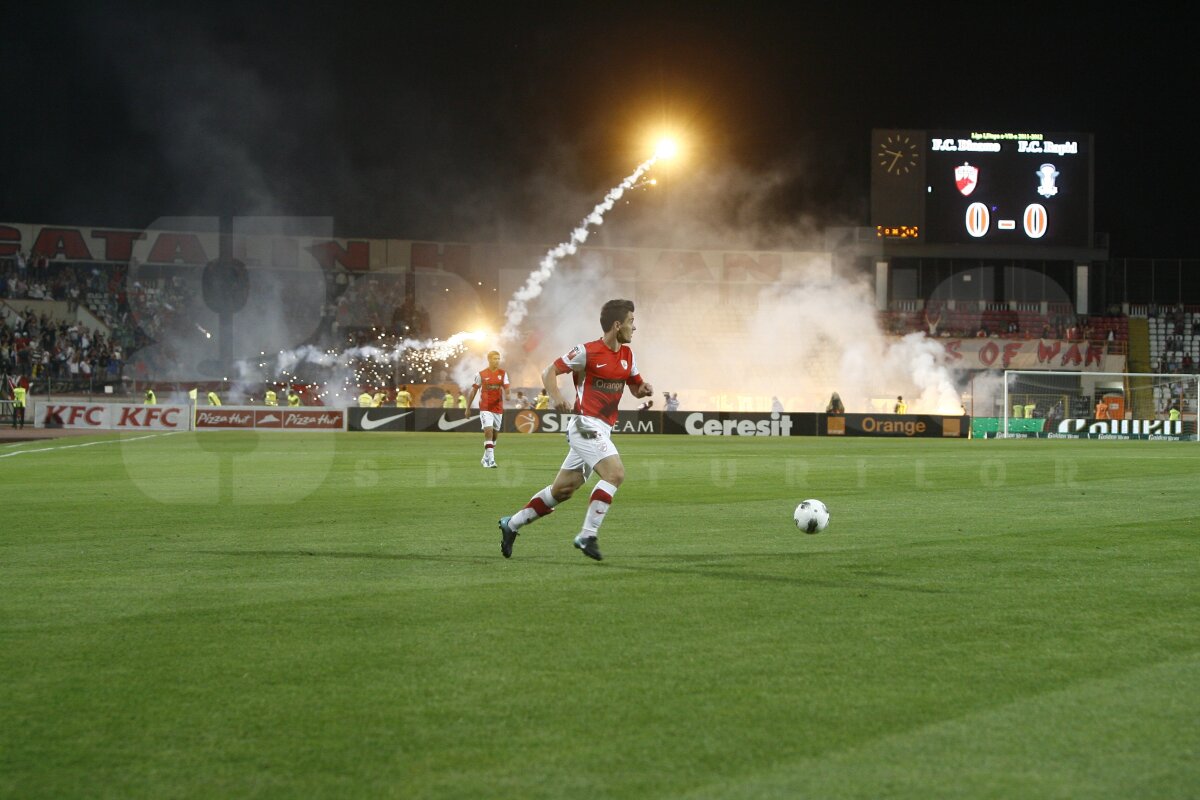FOTO Derby în tribune. De la "Cînd plouă sînteţi 9 şi ăia împărţiţi în două" la "Cînd vedeţi abecedare, fugiţi cît puteţi de tare" :D