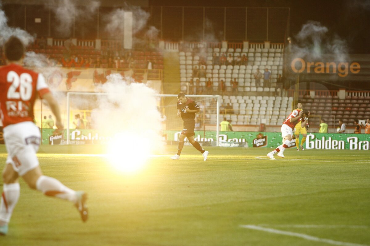 FOTO Derby în tribune. De la "Cînd plouă sînteţi 9 şi ăia împărţiţi în două" la "Cînd vedeţi abecedare, fugiţi cît puteţi de tare" :D