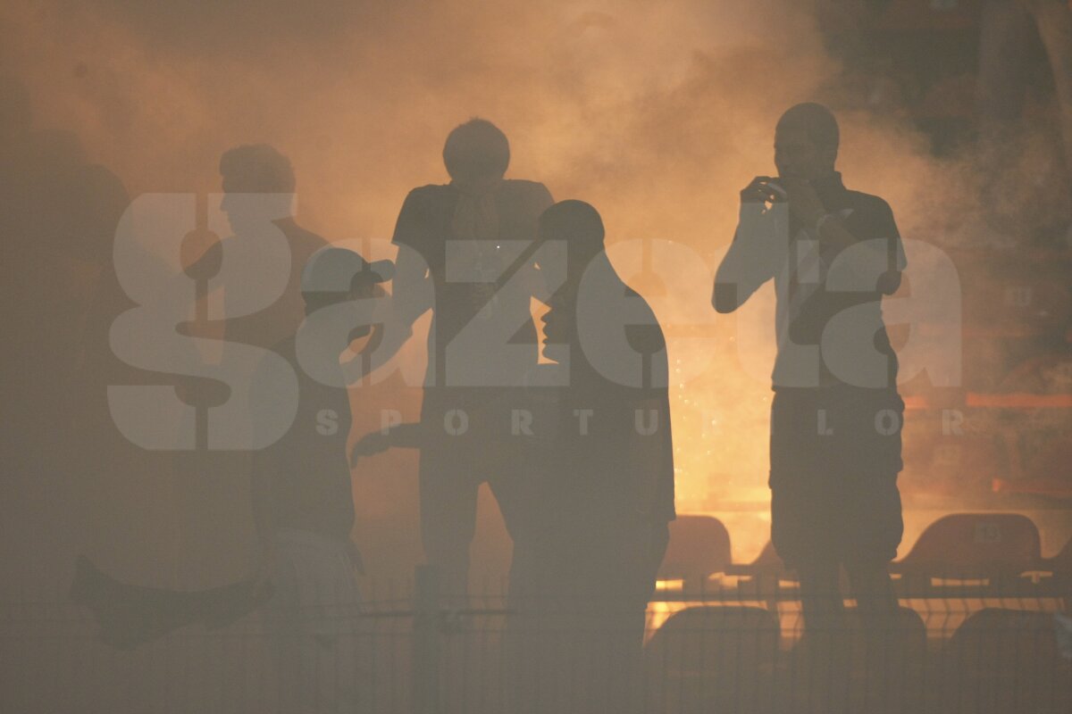 FOTO Derby în tribune. De la "Cînd plouă sînteţi 9 şi ăia împărţiţi în două" la "Cînd vedeţi abecedare, fugiţi cît puteţi de tare" :D