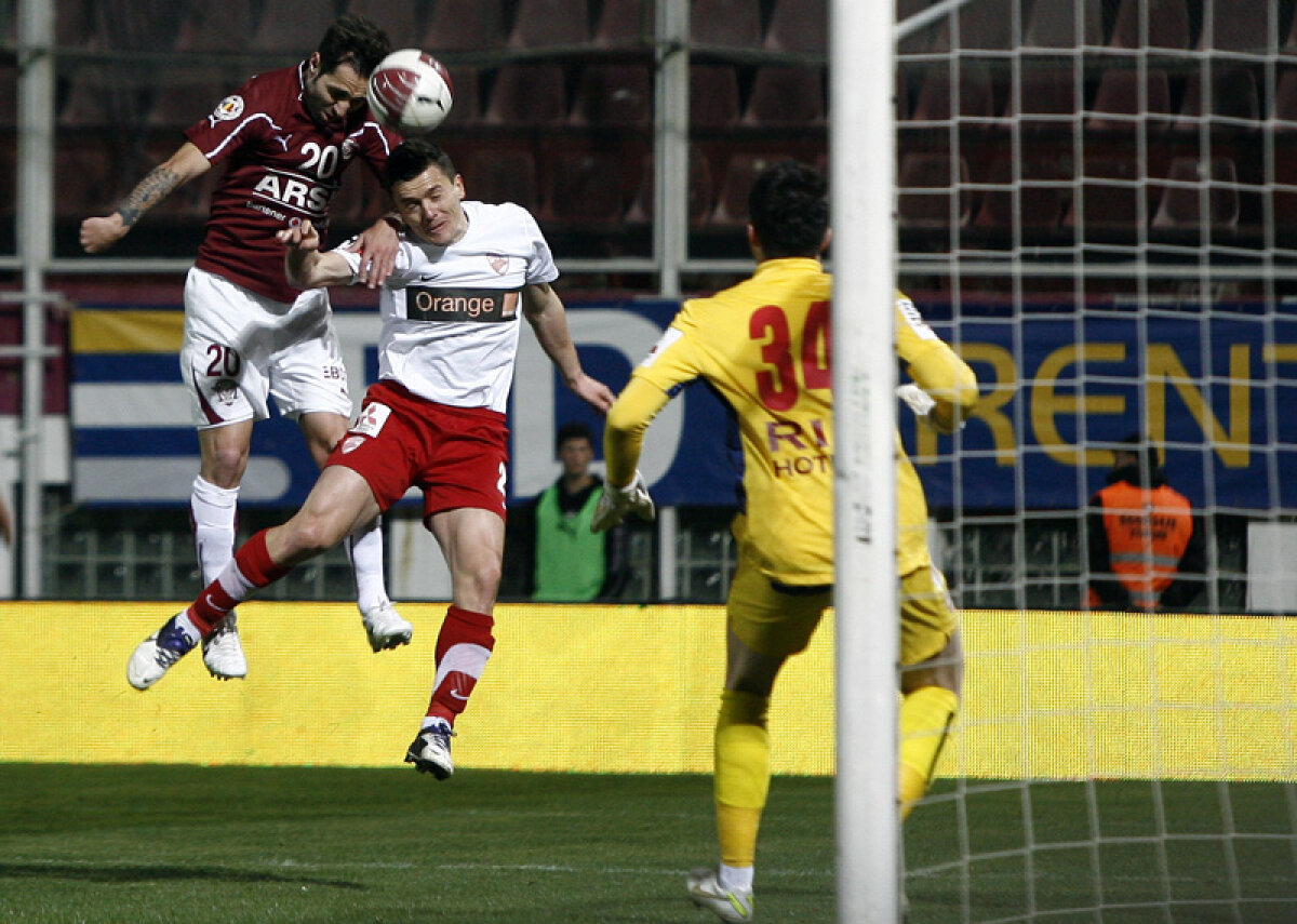 FOTO şi VIDEO Cooperativa "Munca în zadar" » Rapid şi Dinamo se îndepărtează, de mînă, de titlu, scor 0-0