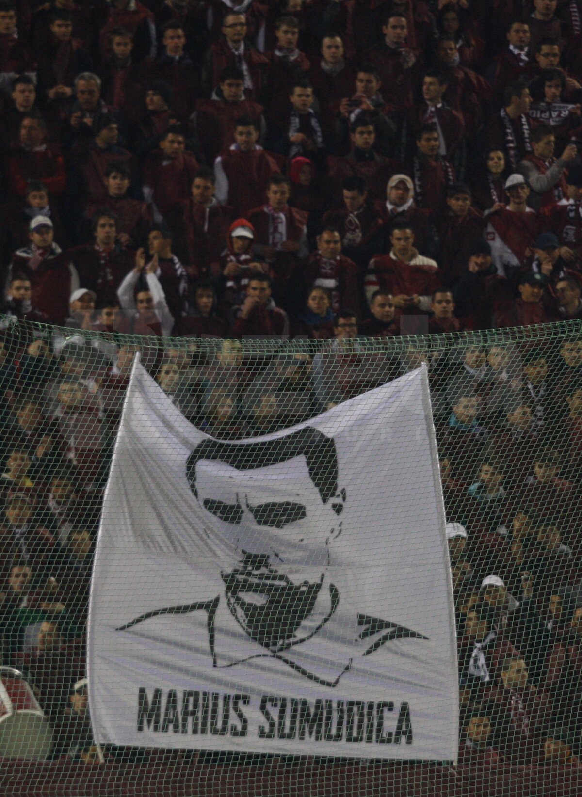 Tribut pentru idolii din trecut, dispreţ pentru jucătorii din prezent » Supercoregrafie a galeriei rapidiste