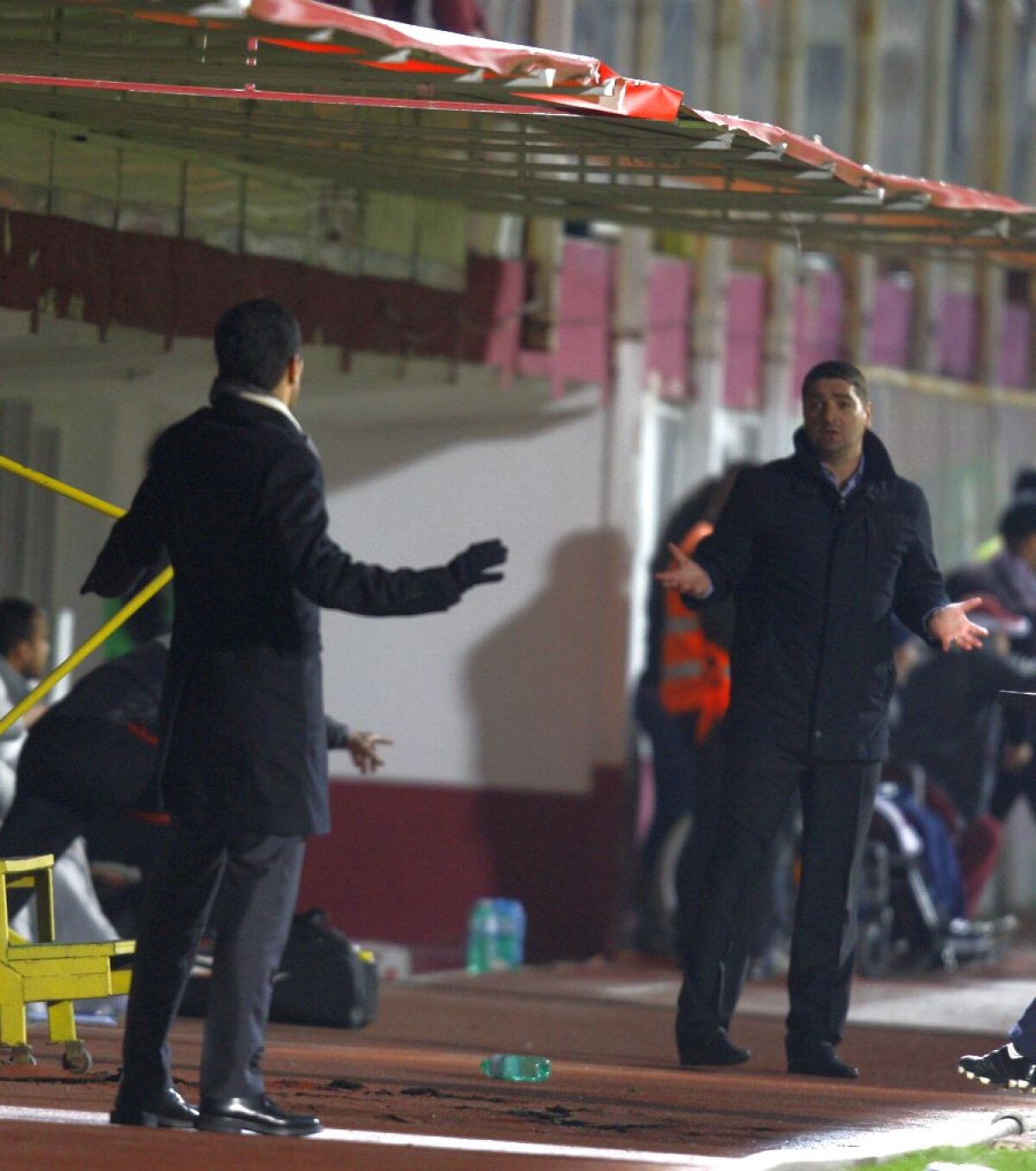 Ne distrăm împreună » O poză genială din derby! Completaţi voi replicile! ;)