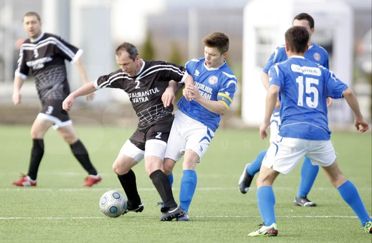 FOTO & VIDEO Belodedici revine în fotbal şi bate tot la 48 de ani! » Fostul internaţional s-a relegitimat în Liga a 4-a