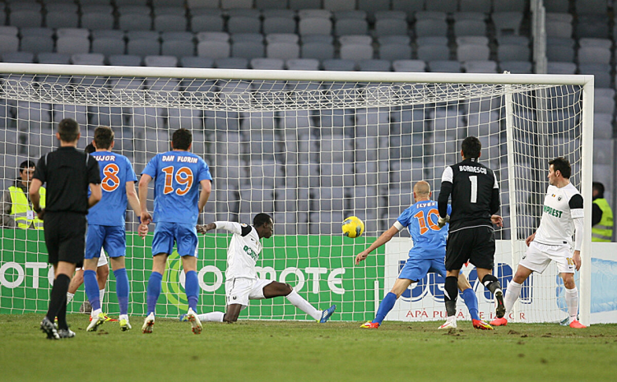 VIDEO şi FOTO Echipa lui Niculescu a învins şi a trecut peste Pandurii » U Cluj - Tg. Mureş 3-1