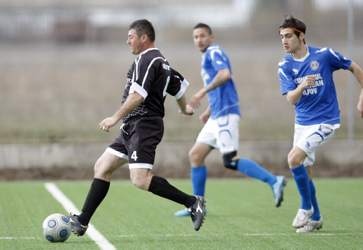 FOTO & VIDEO Belodedici revine în fotbal şi bate tot la 48 de ani! » Fostul internaţional s-a relegitimat în Liga a 4-a