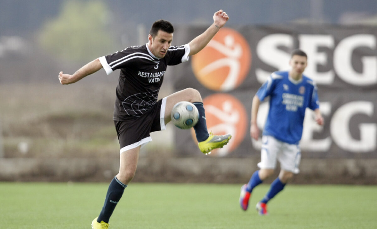 FOTO & VIDEO Belodedici revine în fotbal şi bate tot la 48 de ani! » Fostul internaţional s-a relegitimat în Liga a 4-a