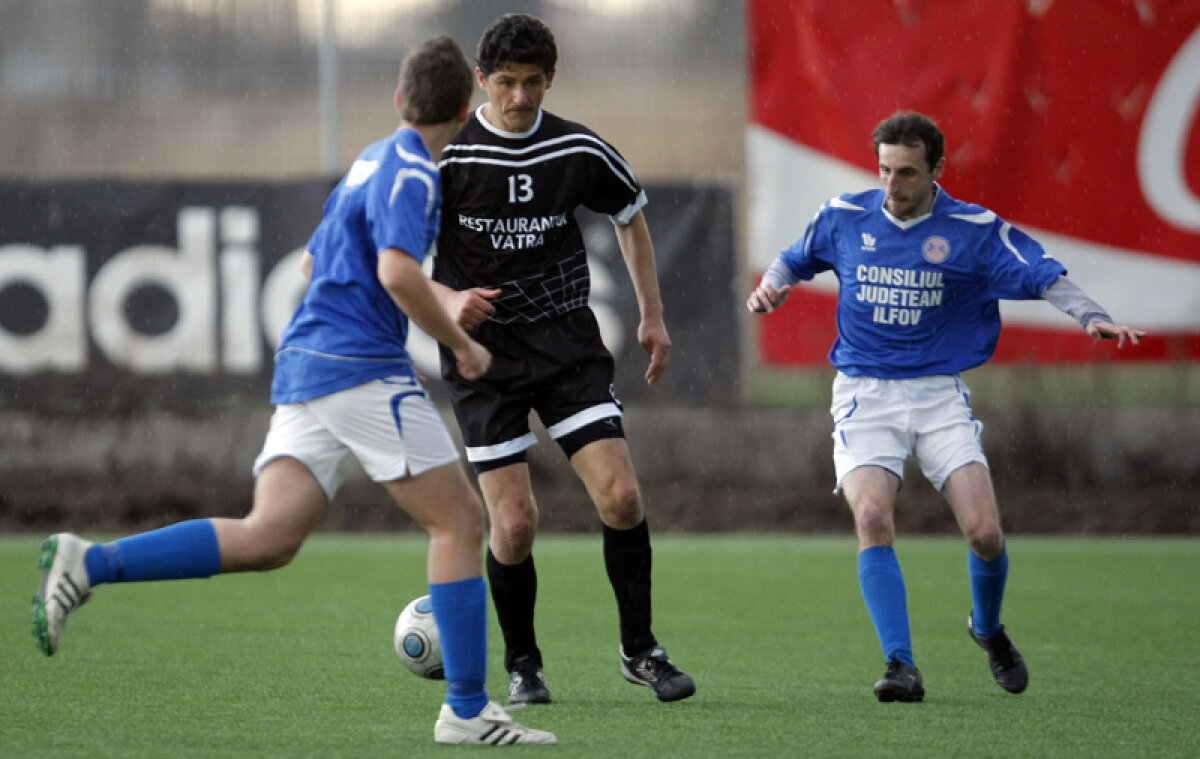 FOTO & VIDEO Belodedici revine în fotbal şi bate tot la 48 de ani! » Fostul internaţional s-a relegitimat în Liga a 4-a