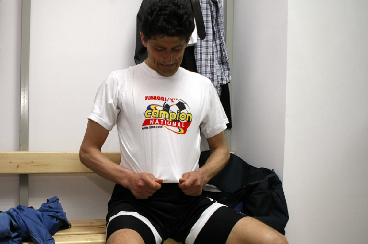 FOTO & VIDEO Belodedici revine în fotbal şi bate tot la 48 de ani! » Fostul internaţional s-a relegitimat în Liga a 4-a