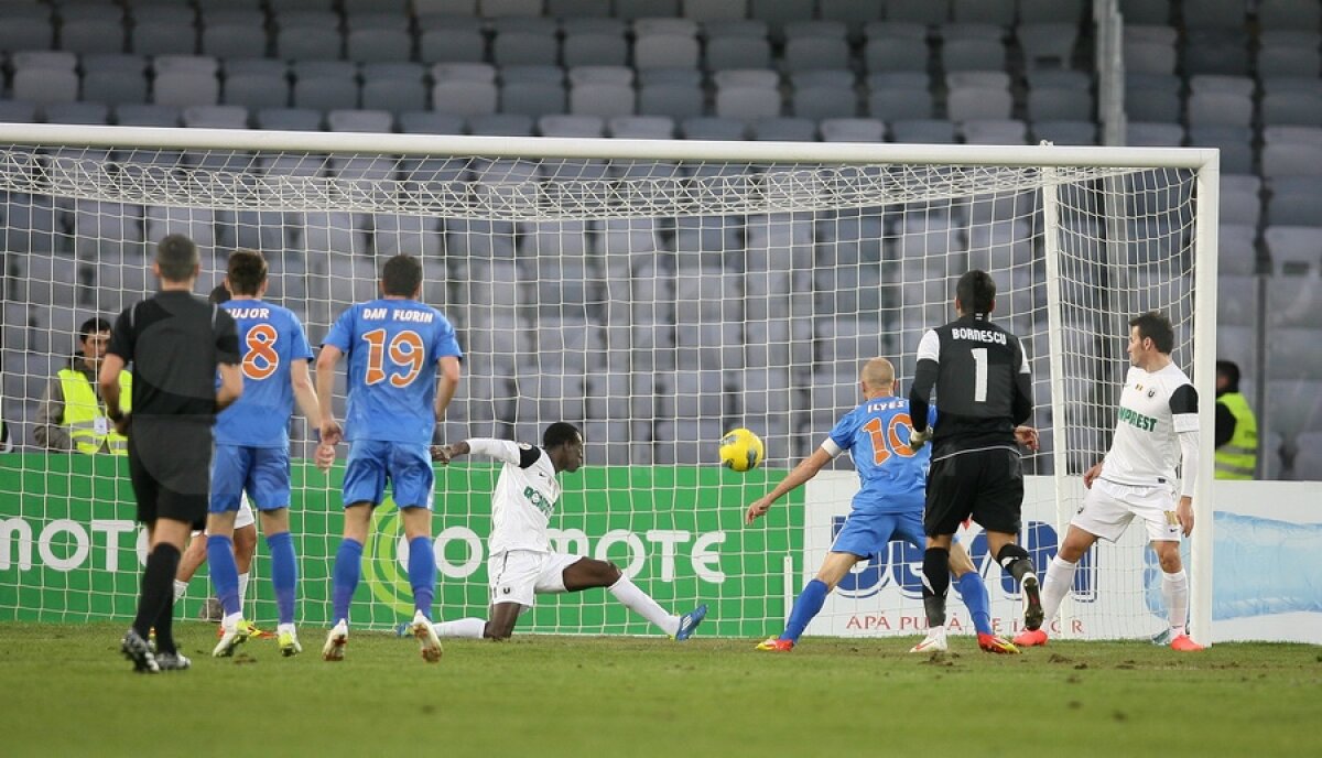 VIDEO şi FOTO Echipa lui Niculescu a învins şi a trecut peste Pandurii » U Cluj - Tg. Mureş 3-1