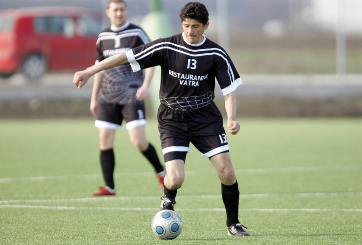 FOTO & VIDEO Belodedici revine în fotbal şi bate tot la 48 de ani! » Fostul internaţional s-a relegitimat în Liga a 4-a