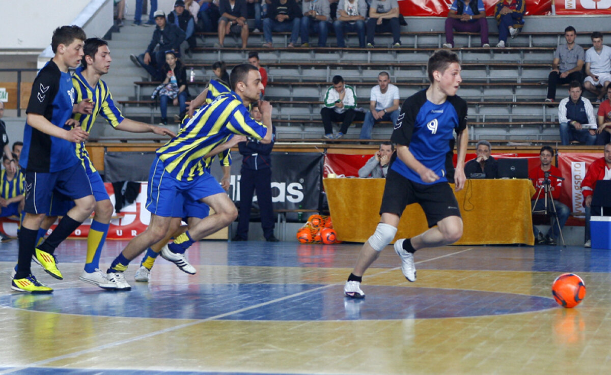 Fotbal pe bune, nu pe calculator  » Cupa Liceelor Coca-Cola a aliniat la start 428 de echipe şi 4.500 de jucători şi jucătoare