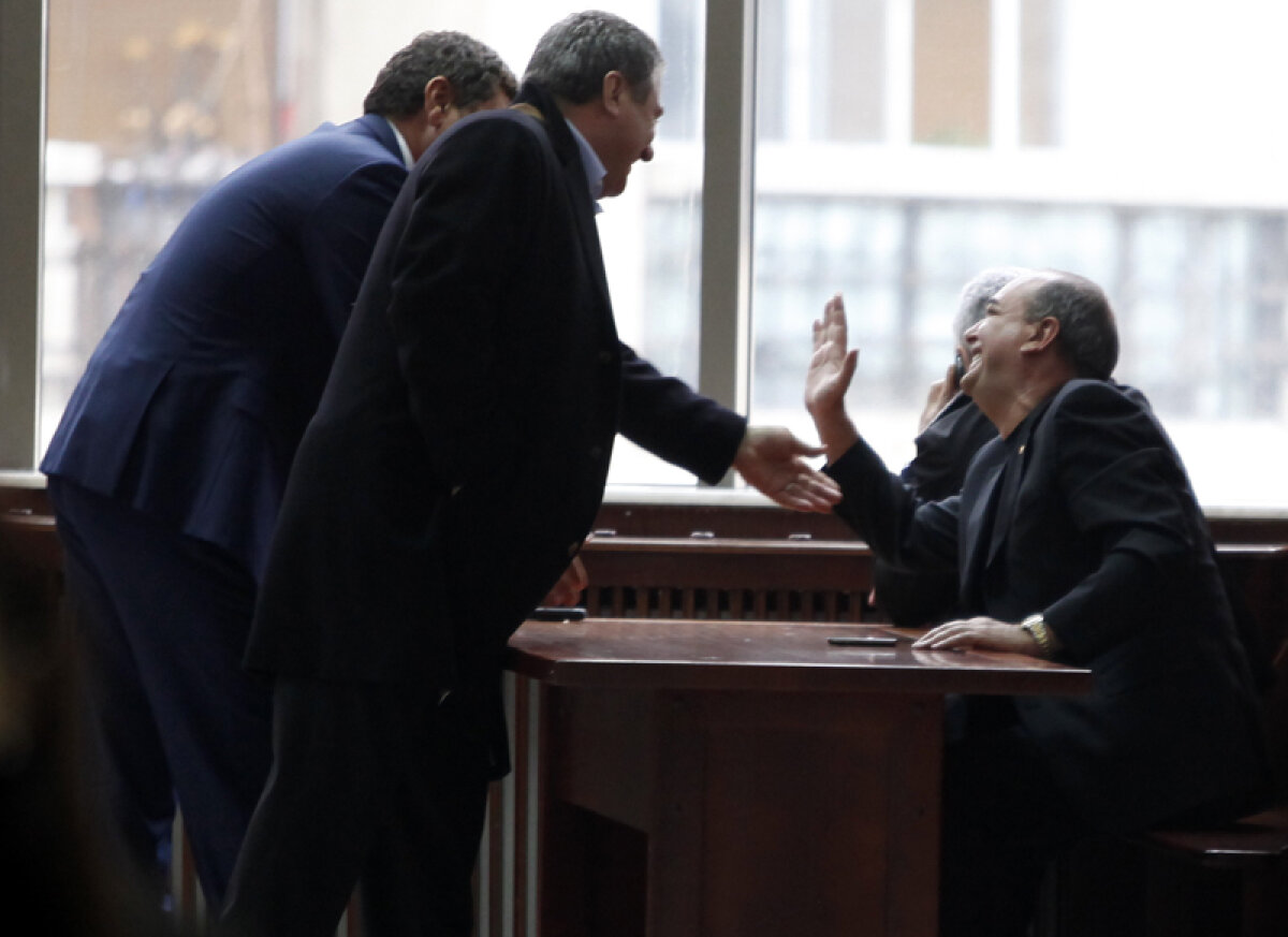 Vă rugăm să ne scuzaţi, continuaţi să transferaţi! » Justiţia i-a declarat nevinovaţi pe şefii fotbalului după ce aceştia au vîndut pe nimic fotbaliştii