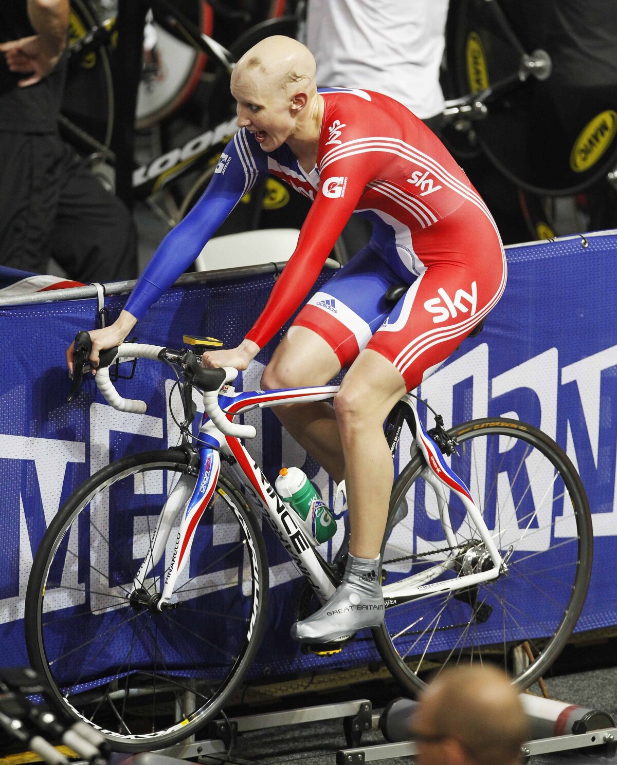 FOTO Povestea emoţionantă a unei cicliste afectate de o boală intratabilă