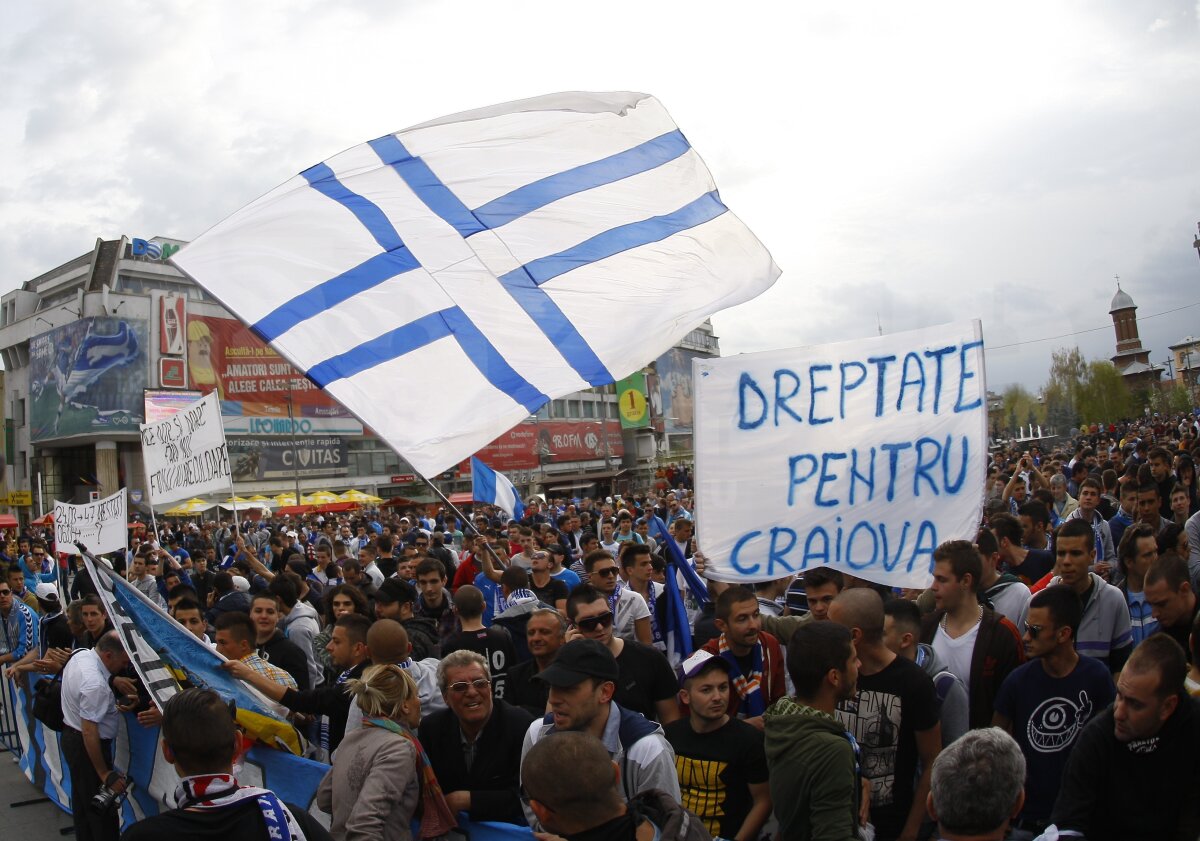 FOTO "Dreptate pentru Universitatea" » Peste 1.000 de suporteri au protestat în Piaţa Prefecturii din Bănie