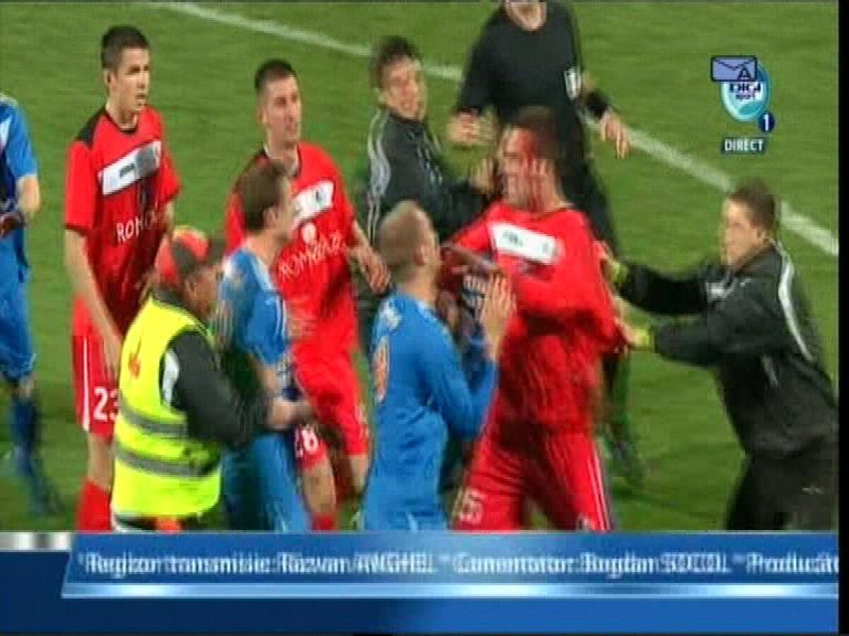 FOTO&VIDEO Final însîngerat la Tîrgu Mureş » Lovit de Ghionea, Markovici s-a ales cu entorsă de coloană vertebrală cervicală