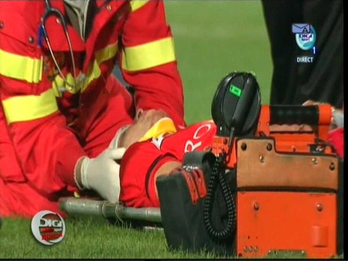 FOTO&VIDEO Final însîngerat la Tîrgu Mureş » Lovit de Ghionea, Markovici s-a ales cu entorsă de coloană vertebrală cervicală