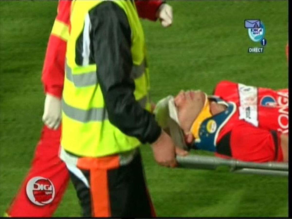 FOTO&VIDEO Final însîngerat la Tîrgu Mureş » Lovit de Ghionea, Markovici s-a ales cu entorsă de coloană vertebrală cervicală