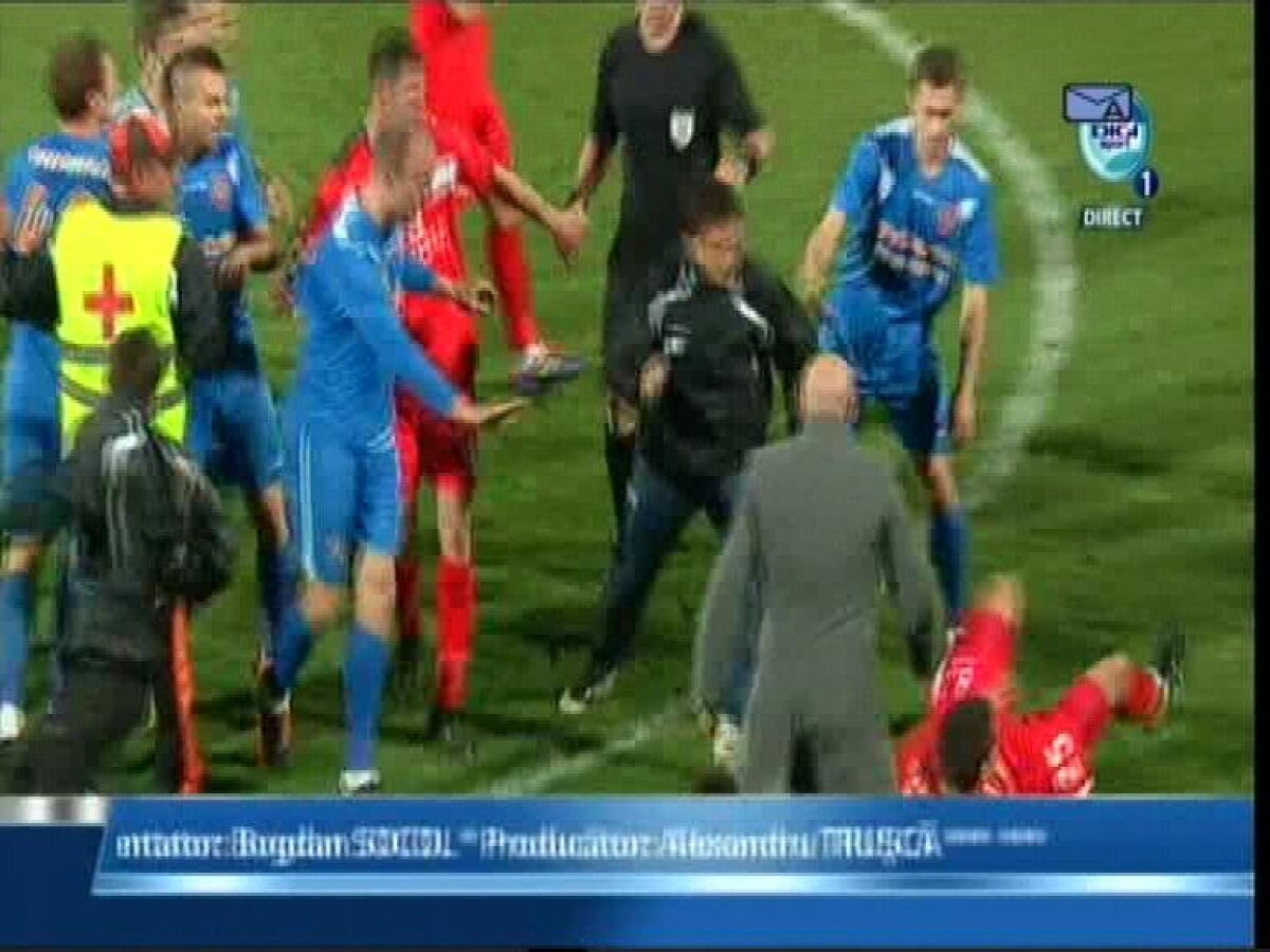 FOTO&VIDEO Final însîngerat la Tîrgu Mureş » Lovit de Ghionea, Markovici s-a ales cu entorsă de coloană vertebrală cervicală