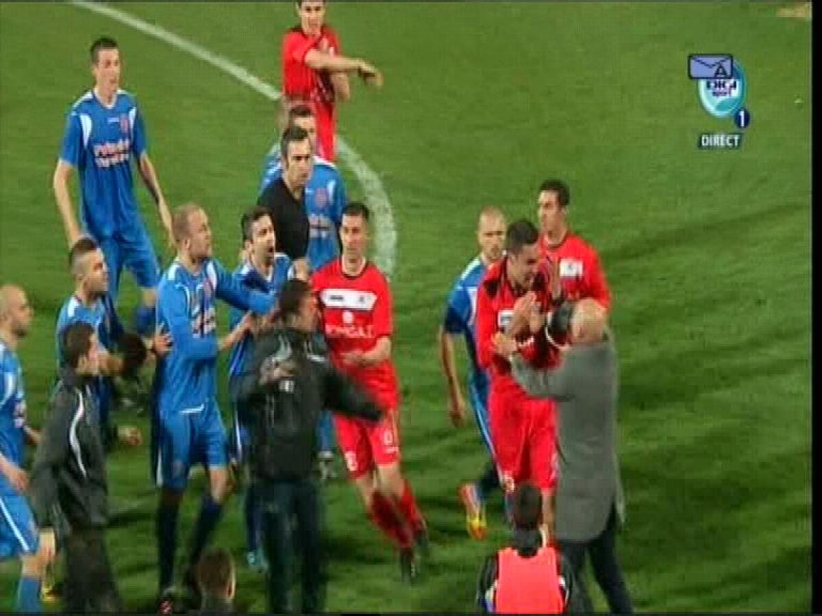 FOTO&VIDEO Final însîngerat la Tîrgu Mureş » Lovit de Ghionea, Markovici s-a ales cu entorsă de coloană vertebrală cervicală