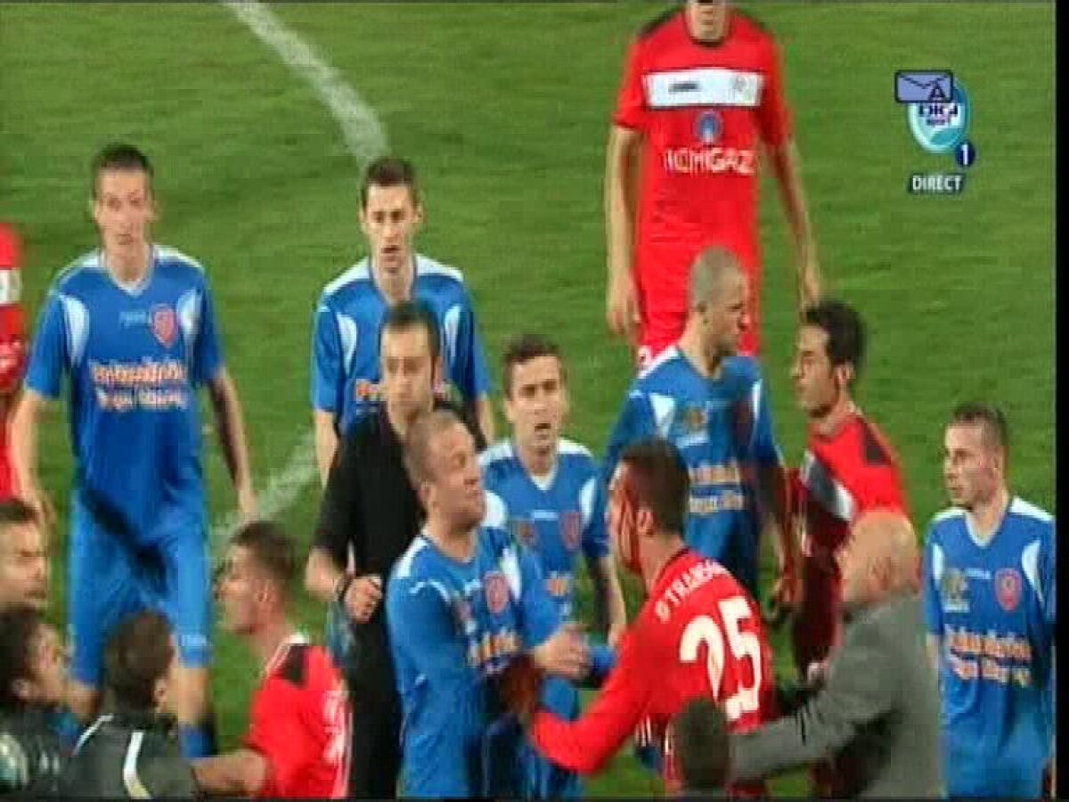 FOTO&VIDEO Final însîngerat la Tîrgu Mureş » Lovit de Ghionea, Markovici s-a ales cu entorsă de coloană vertebrală cervicală