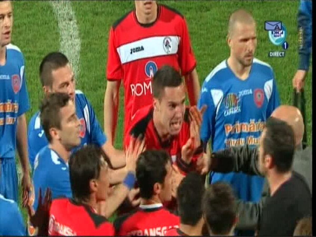 FOTO&VIDEO Final însîngerat la Tîrgu Mureş » Lovit de Ghionea, Markovici s-a ales cu entorsă de coloană vertebrală cervicală