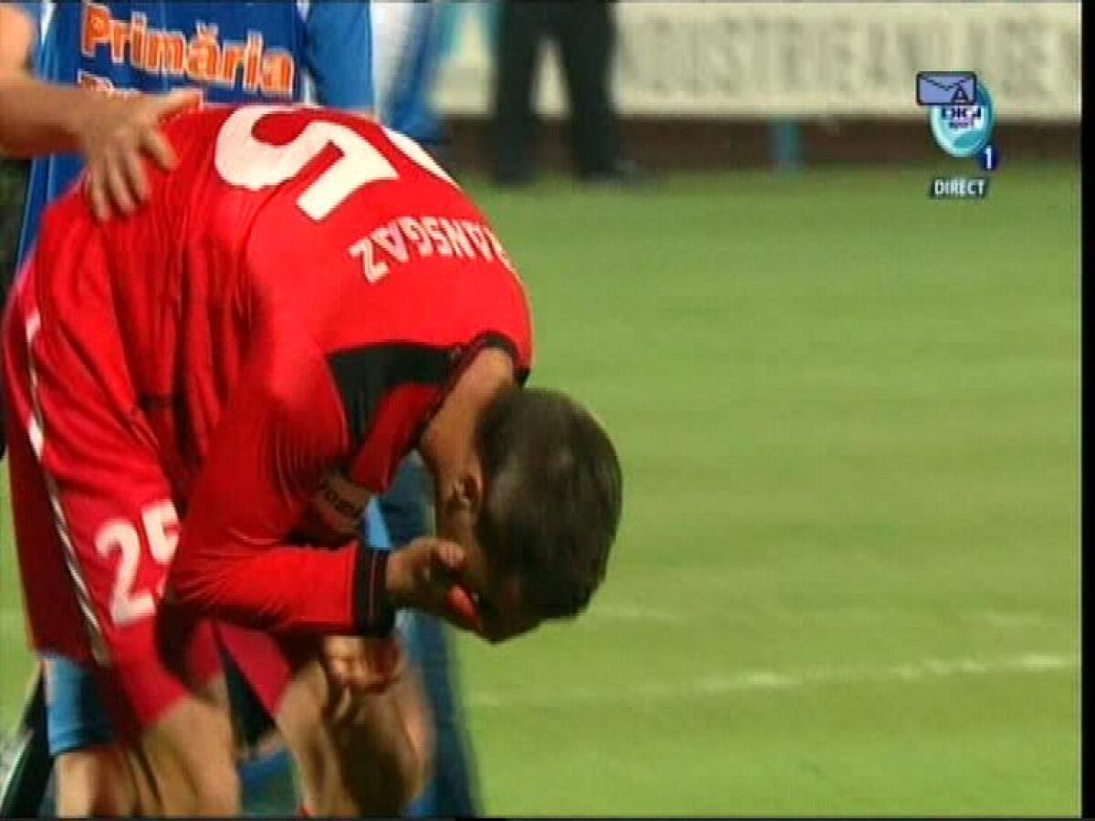 FOTO&VIDEO Final însîngerat la Tîrgu Mureş » Lovit de Ghionea, Markovici s-a ales cu entorsă de coloană vertebrală cervicală