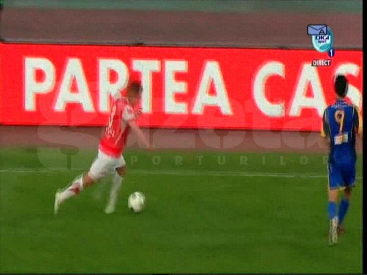 FOTO Cristi, ce-ai făcut, tată? :D » Pulhac provoacă gazonul la o pasă simplă