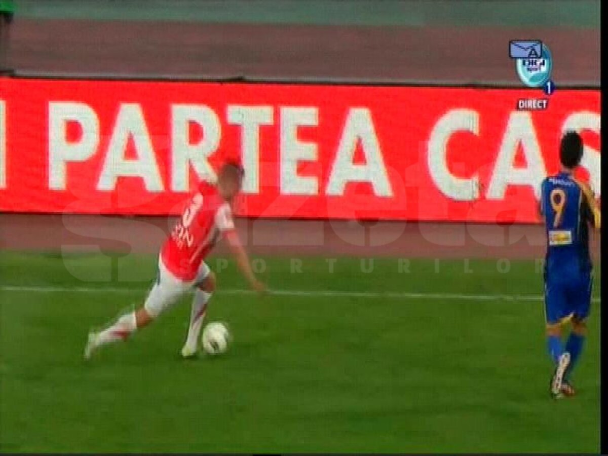 FOTO Cristi, ce-ai făcut, tată? :D » Pulhac provoacă gazonul la o pasă simplă