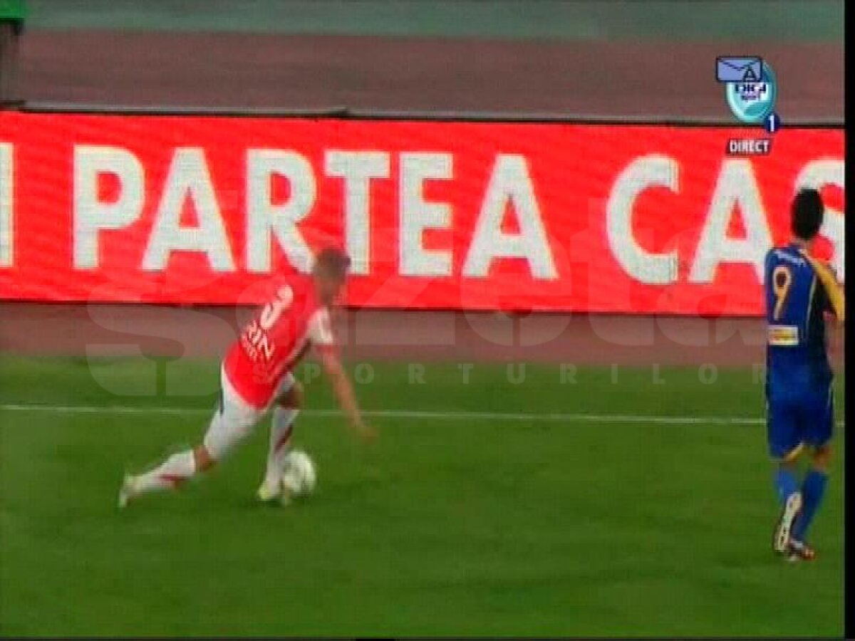 FOTO Cristi, ce-ai făcut, tată? :D » Pulhac provoacă gazonul la o pasă simplă