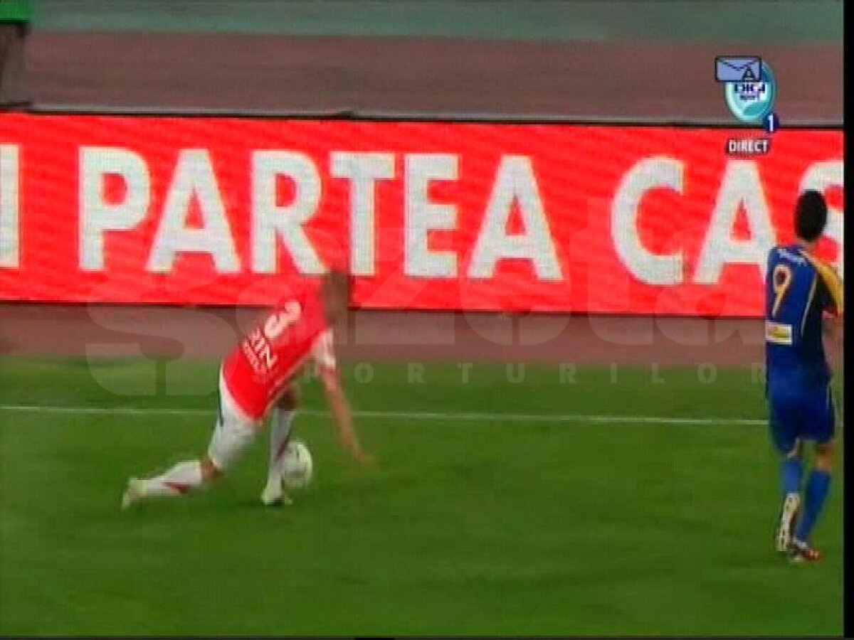 FOTO Cristi, ce-ai făcut, tată? :D » Pulhac provoacă gazonul la o pasă simplă