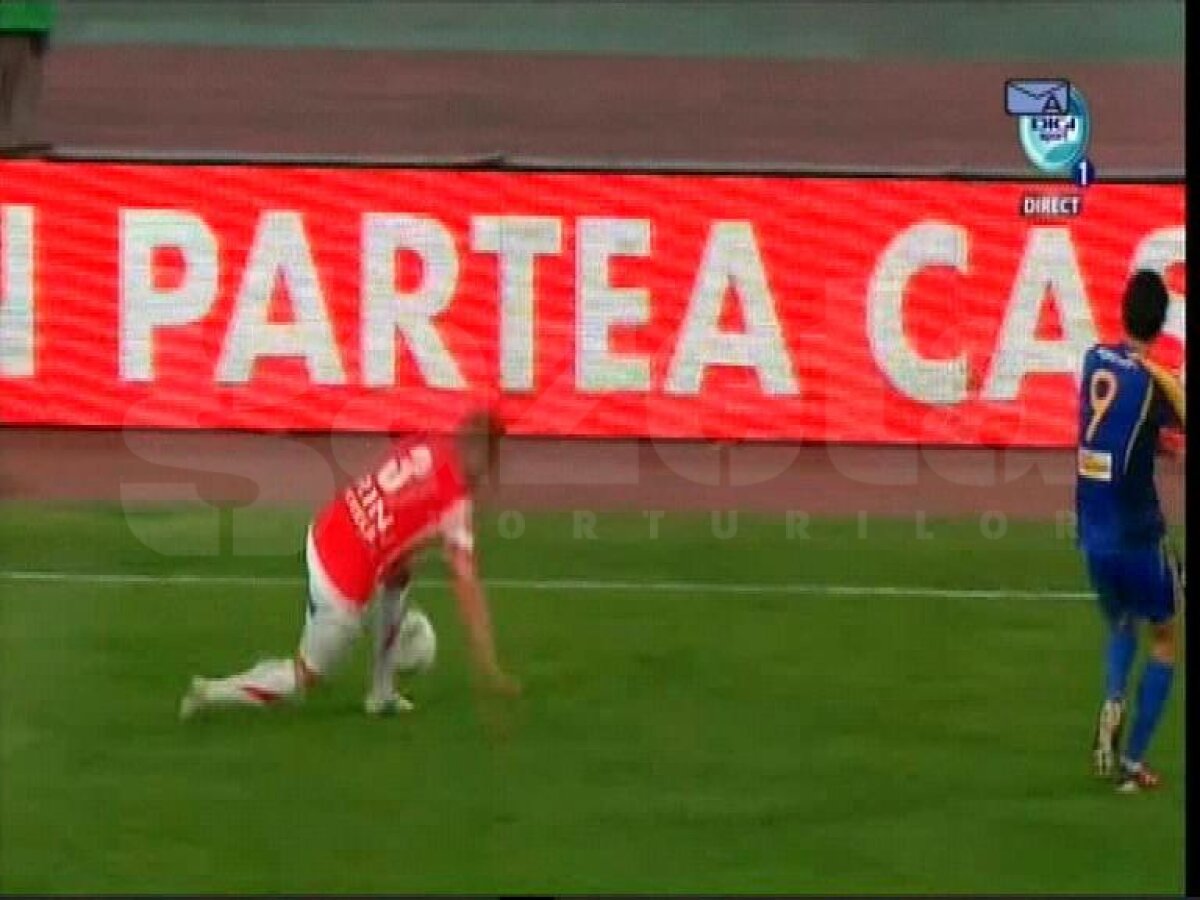 FOTO Cristi, ce-ai făcut, tată? :D » Pulhac provoacă gazonul la o pasă simplă