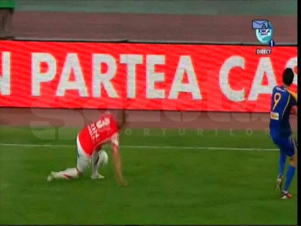FOTO Cristi, ce-ai făcut, tată? :D » Pulhac provoacă gazonul la o pasă simplă