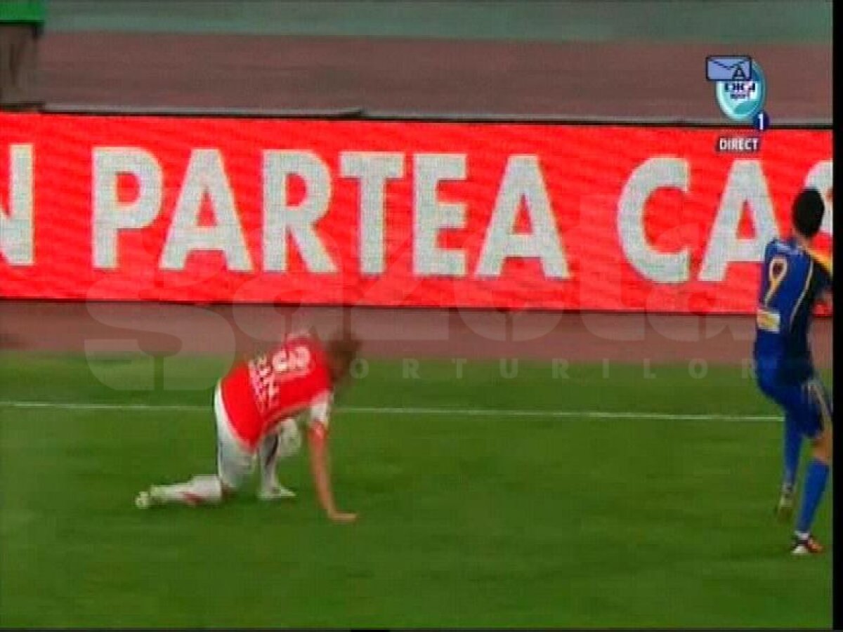 FOTO Cristi, ce-ai făcut, tată? :D » Pulhac provoacă gazonul la o pasă simplă