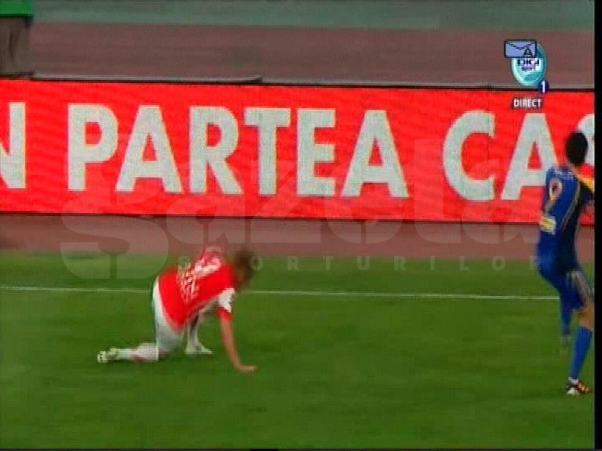 FOTO Cristi, ce-ai făcut, tată? :D » Pulhac provoacă gazonul la o pasă simplă