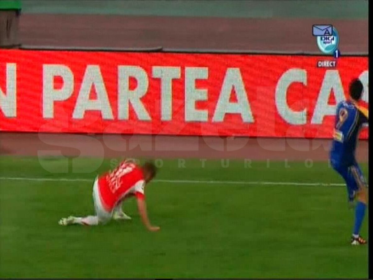 FOTO Cristi, ce-ai făcut, tată? :D » Pulhac provoacă gazonul la o pasă simplă