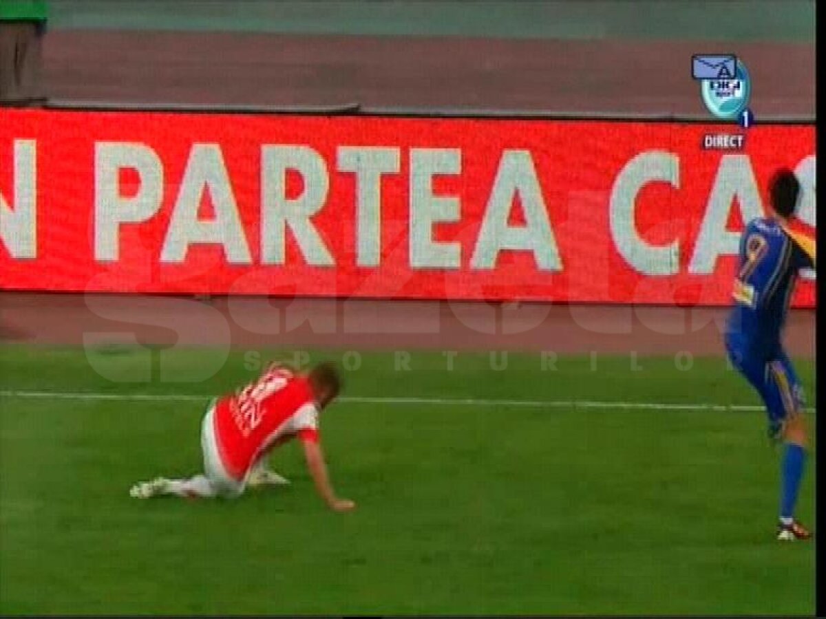 FOTO Cristi, ce-ai făcut, tată? :D » Pulhac provoacă gazonul la o pasă simplă