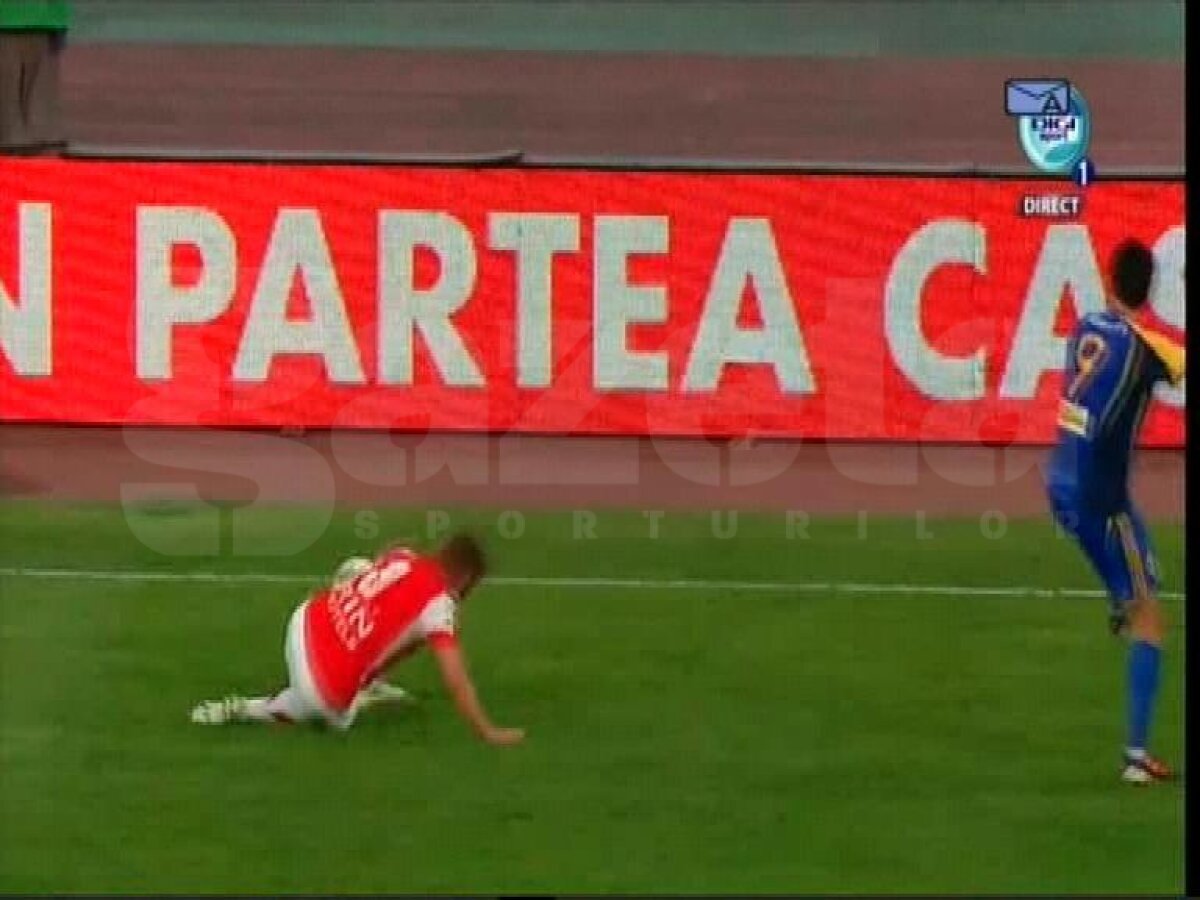 FOTO Cristi, ce-ai făcut, tată? :D » Pulhac provoacă gazonul la o pasă simplă