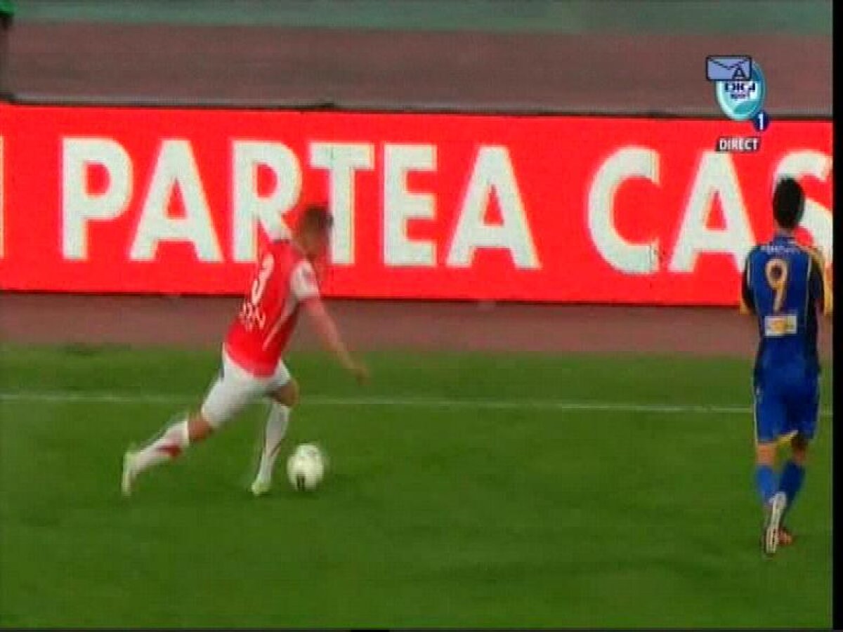 FOTO Cristi, ce-ai făcut, tată? :D » Pulhac provoacă gazonul la o pasă simplă