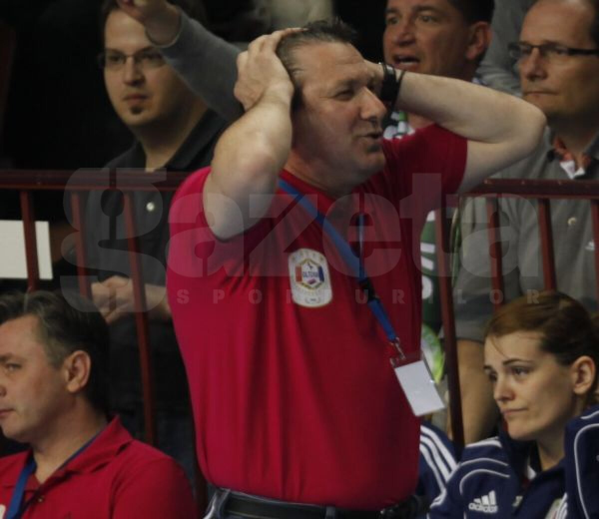 FOTO Durere pe bancă. Şase poze impresionante cu trăirile lui Radu Voina