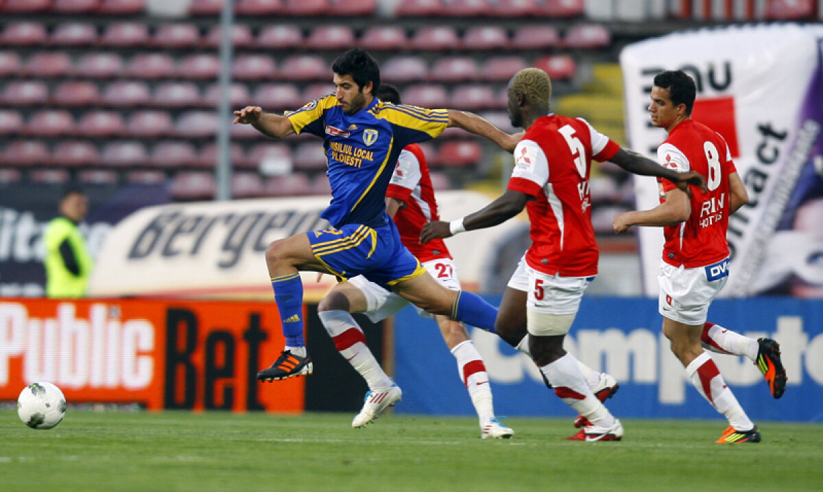 VIDEO Poate campioana Madagascarului! :) » Dinamo a pierdut lamentabil partida cu Petrolul, scor 1-3