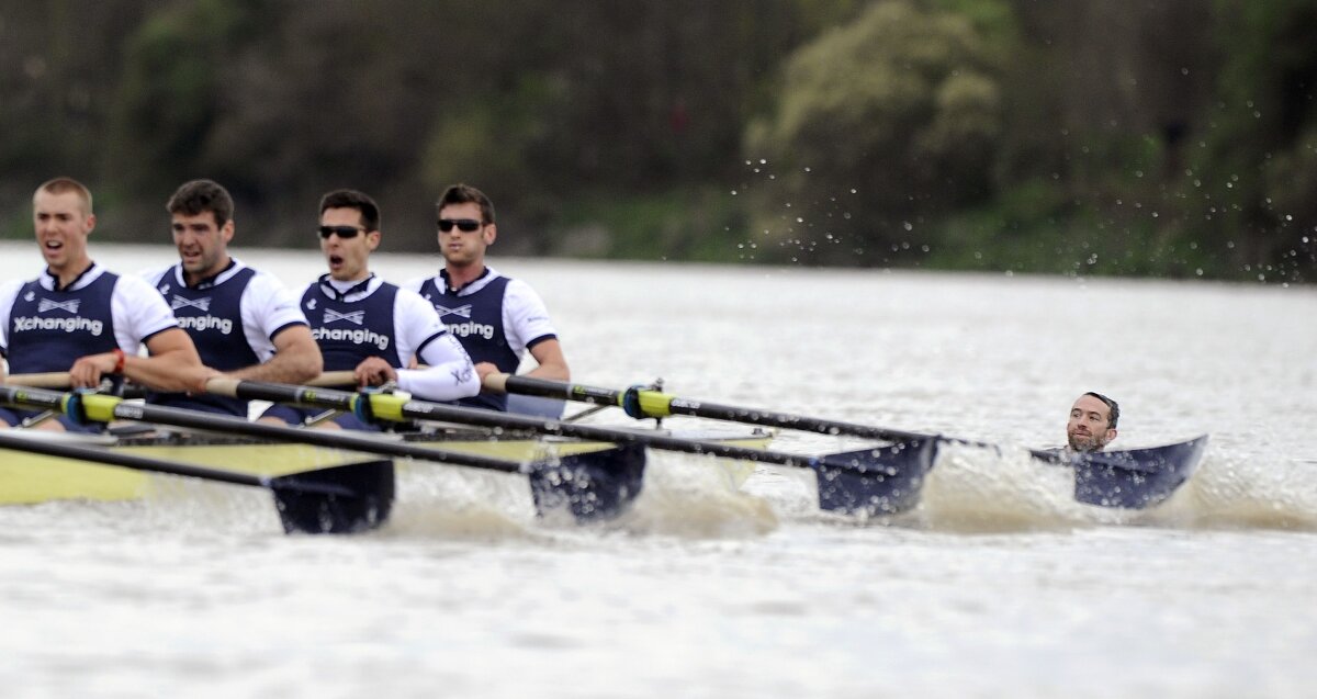FOTO şi VIDEO » Incident neaşteptat în tradiţionala cursă de canotaj din Anglia! Vezi cine a cîştigat
