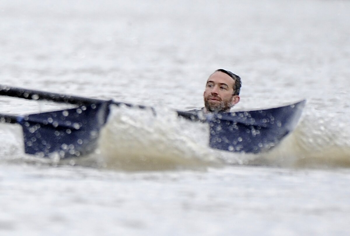 FOTO şi VIDEO » Incident neaşteptat în tradiţionala cursă de canotaj din Anglia! Vezi cine a cîştigat
