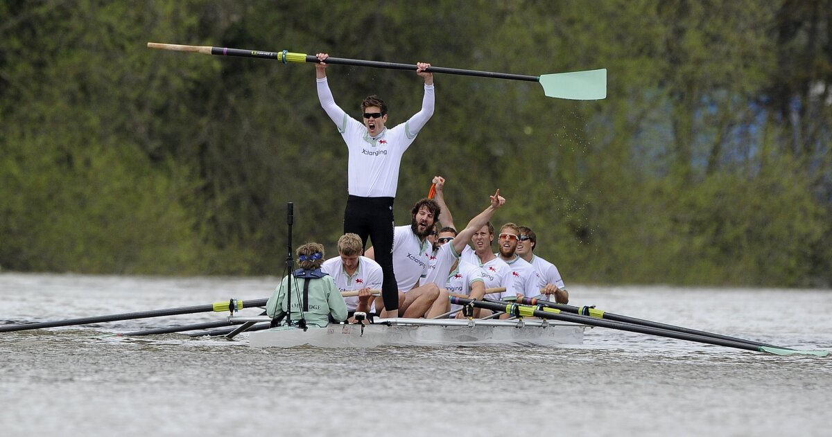 FOTO şi VIDEO » Incident neaşteptat în tradiţionala cursă de canotaj din Anglia! Vezi cine a cîştigat