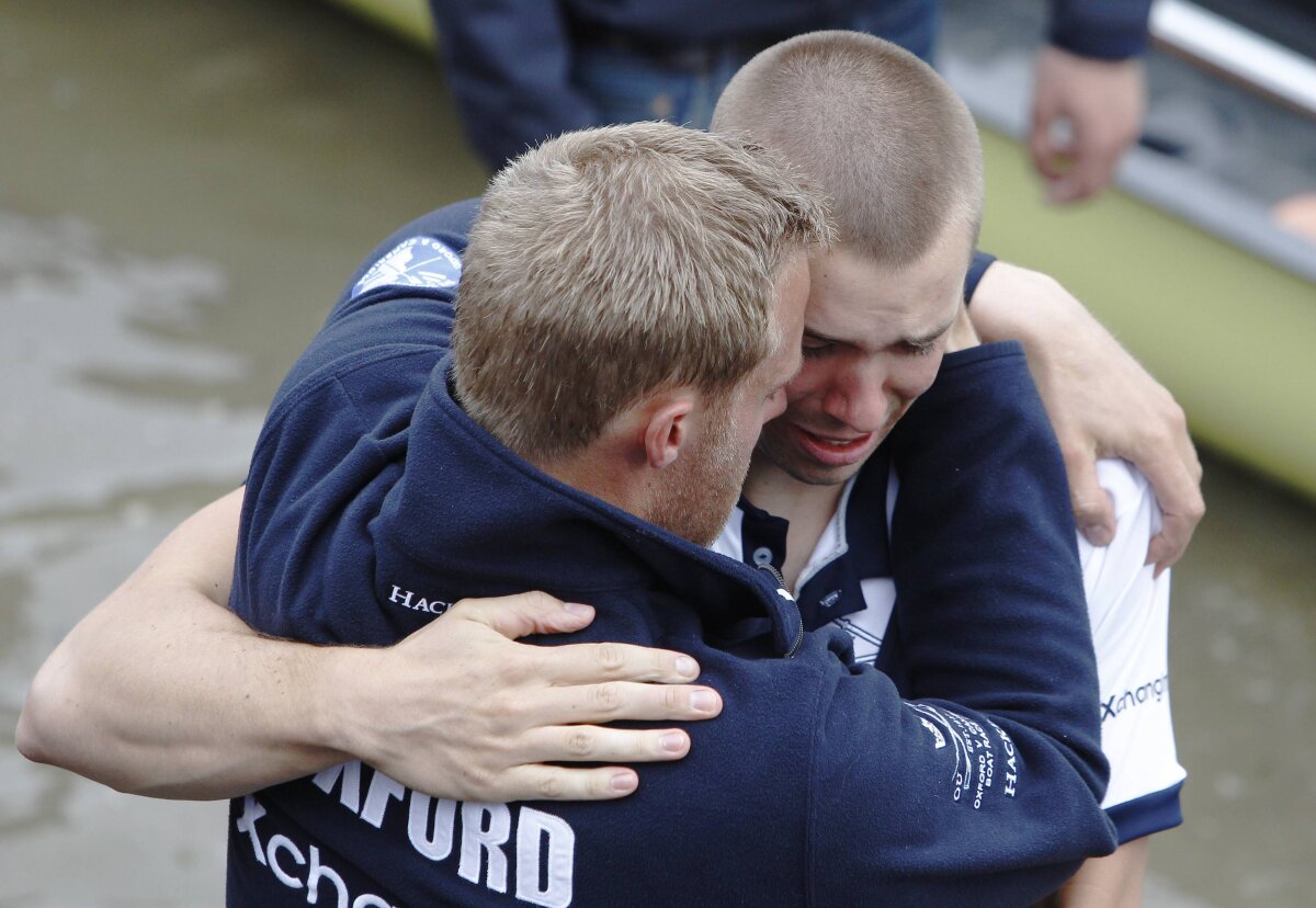 FOTO şi VIDEO » Incident neaşteptat în tradiţionala cursă de canotaj din Anglia! Vezi cine a cîştigat